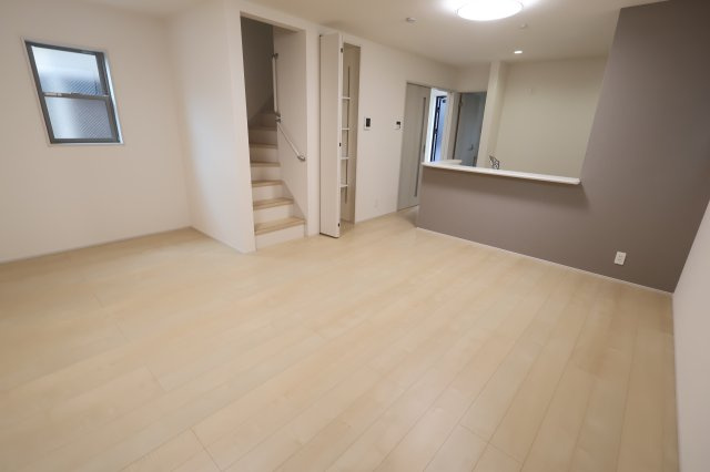 【居間・リビング】 | 《仲介手数料無料》岩槻区美幸町4-33(全1戸)新築一戸建てリーブルガーデン | 撮影日 2025年10月20日 14:00 曇り