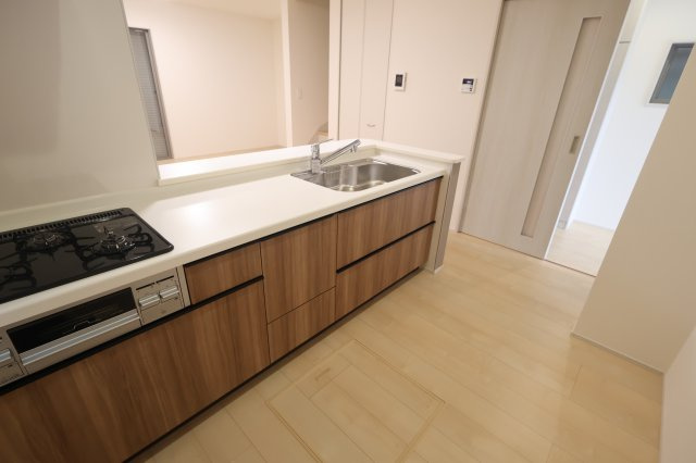 【キッチン】 | 《仲介手数料無料》岩槻区美幸町4-33(全1戸)新築一戸建てリーブルガーデン | 撮影日 2025年10月20日 14:00 曇り