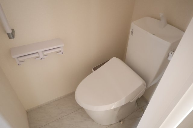 【トイレ】 | 《仲介手数料無料》岩槻区美幸町4-33(全1戸)新築一戸建てリーブルガーデン | 撮影日 2025年10月20日 14:00 曇り