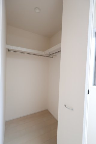 【収納】 | 《仲介手数料無料》岩槻区美幸町4-33(全1戸)新築一戸建てリーブルガーデン | 撮影日 2025年10月20日 14:00 曇り