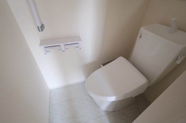【トイレ】 | 《仲介手数料無料》岩槻区美幸町4-33(全1戸)新築一戸建てリーブルガーデン | 撮影日 2025年10月20日 14:00 曇り