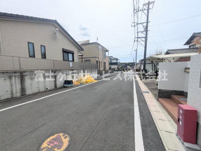 【前面道路含む現地写真】 | 浜松市浜名区内野台4丁目 中古戸建て | 前面道路です