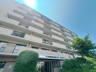 【外観】 | 青空にも夕焼けにも映える、そんなたたずまい。ここで新生活スタートさせてみませんか♪