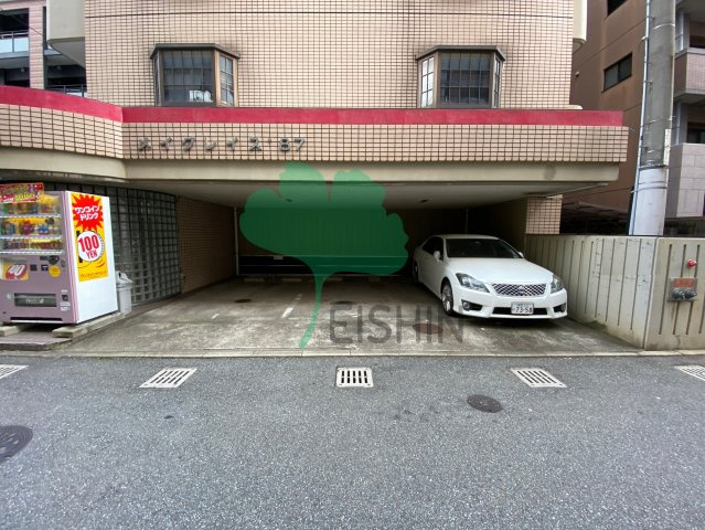 メイグレイス87の駐車場