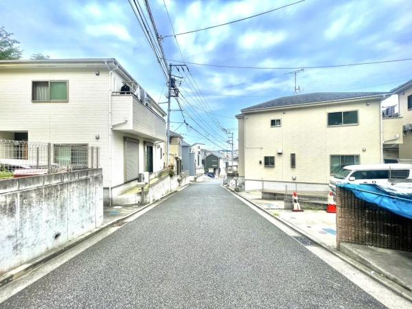 横浜市戸塚区上矢部町の中古一戸建の前面道路含む現地写真|車通りが少ない為、小さなお子様にも安心です。
是非一度、現地へ起こしください。

