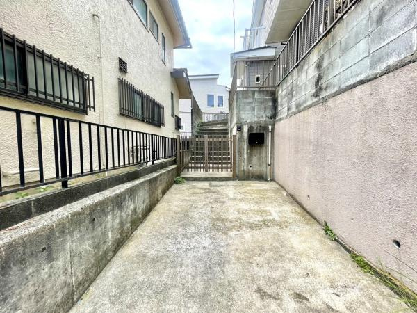 横浜市南区別所５丁目の中古一戸建の前面道路含む現地写真|駐車スペース
お気軽にお問い合わせください。