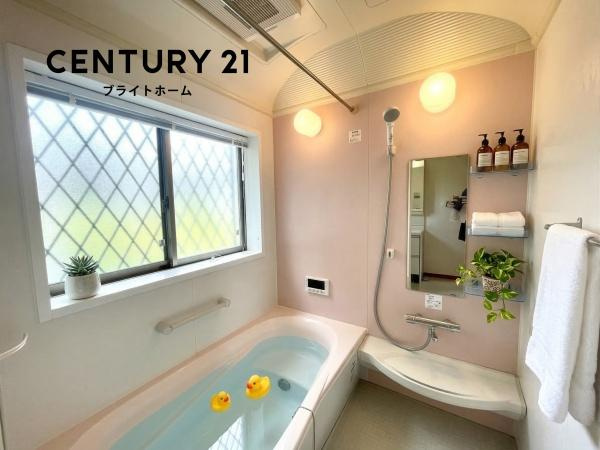 横浜市泉区上飯田町の中古一戸建の浴室|窓付きの浴室です。
このバスルームで一日の疲れを癒してください！