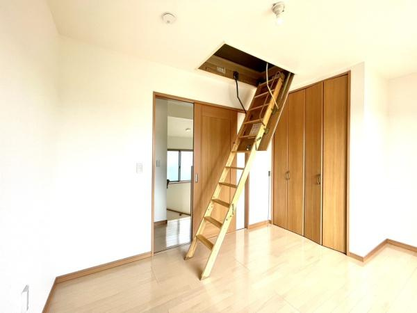 横浜市泉区上飯田町の中古一戸建の洋室|クローゼットもあるので収納にも困りません！
荷物が多い方にも安心です。