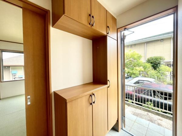 横浜市泉区上飯田町の中古一戸建の玄関|収納豊富な玄関です。
この明るい玄関が気持ちよく家族を迎え入れます♪