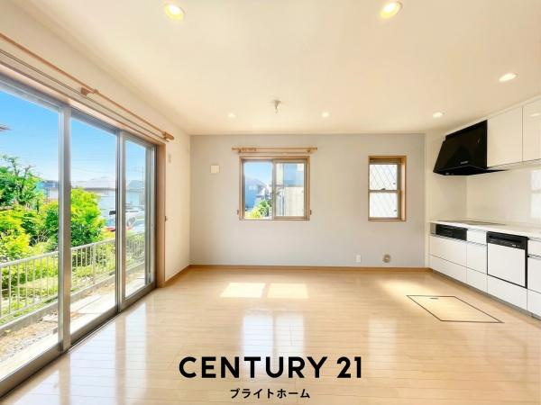 横浜市泉区上飯田町の中古一戸建の居間・リビング|窓からは明るい光が差し込みます！
電気をつけなくても明るいです。
