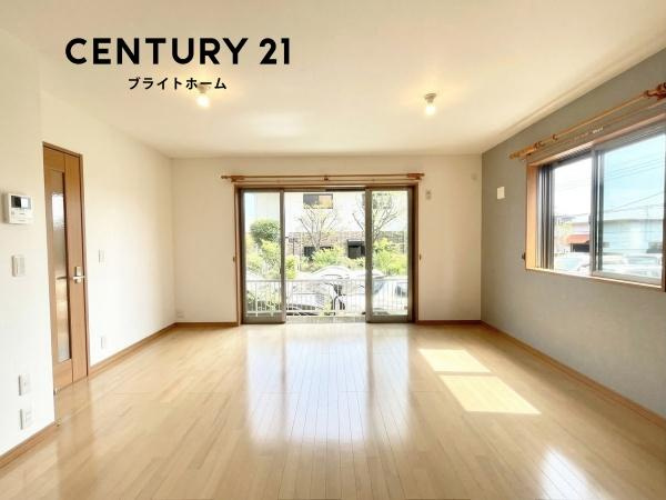 横浜市泉区上飯田町の中古一戸建の居間・リビング|家族が自然と集まるリビングは
落ち着きのある空間です♪