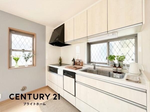 横浜市泉区上飯田町の中古一戸建のキッチン|食洗器付きなのは家事の負担を軽減してくれる嬉しいポイント♪
もちろん浄水器も付いております！