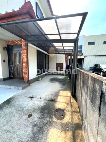 六十谷戸建　の駐車場