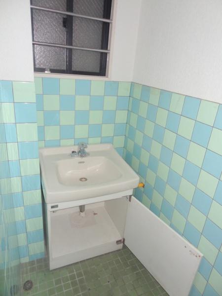 大阪市大正区三軒家西１丁目の店舗の洗面所|★洗面台収納★