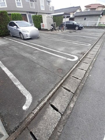 アルモニーの駐車場