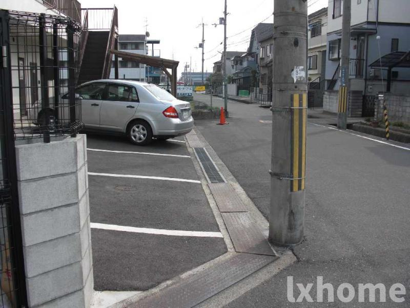 佐藤第3マンションの駐車場|車をお持ちの方に嬉しい駐車場付きの物件です