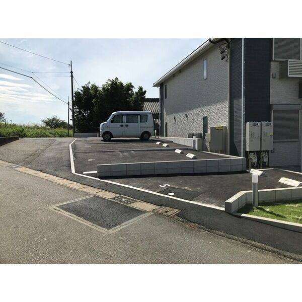 リーブル　メゾンピークフィールドの駐車場