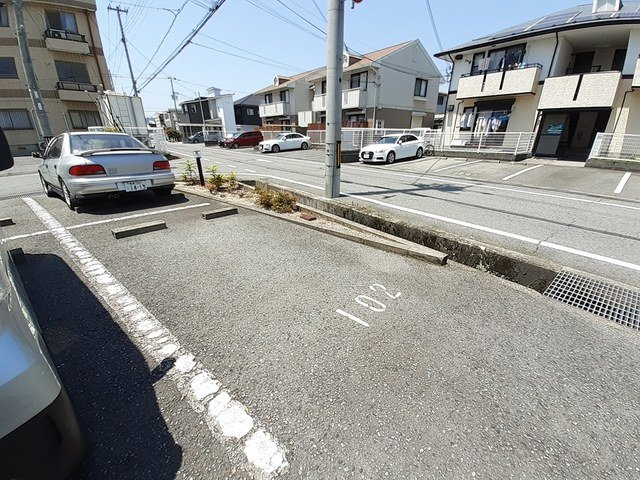 ファミィール北条の駐車場