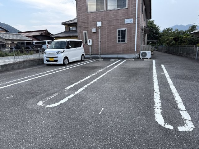 コンフォート井野原Ⅲの駐車場