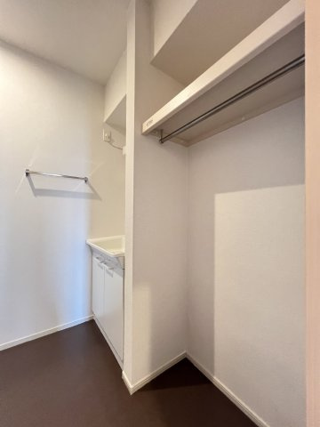 コリーヌ　リジエールの洗面所|洗面所の造作棚は普段使いのお洋服やタオルや肌着類などの収納に便利です