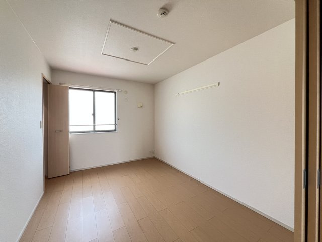 コリーヌ　リジエールの居間・リビング|北側5.7帖洋室