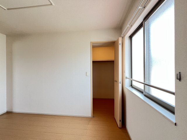 コリーヌ　リジエールの収納|北側5.7帖洋室クローゼット