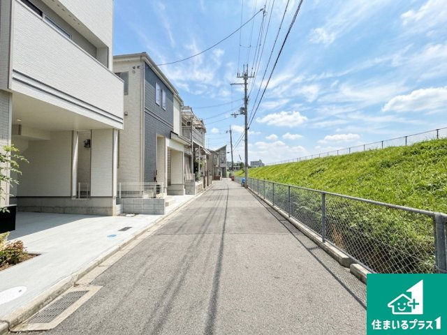 大阪狭山市池尻北　新築一戸建ての前面道路含む現地写真|車通りの少ない前面道路！お子様がいらっしゃるご家族でも安心！