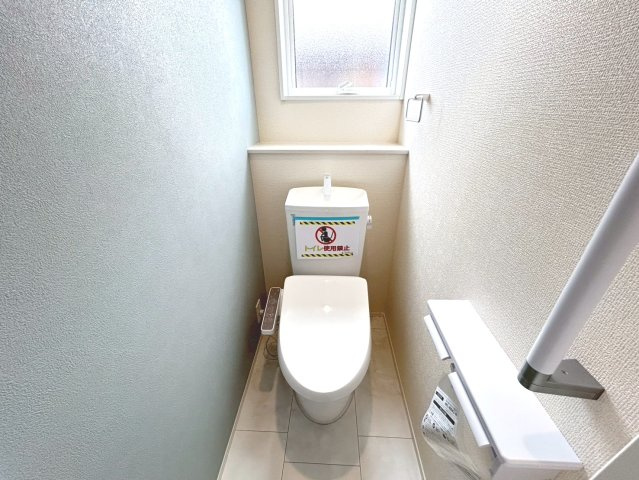 リーブルガーデン　一宮市今伊勢町馬寄第4　全1区画分譲のトイレ|超表面平滑加工とイオンパワーの「セフィオンテクト」加工で、汚れが付きにくく落ちやすい仕様で清潔です。
便器にフチがないので汚れが隠れて見えない部分がありません。お手入れがとってもラクラクです。