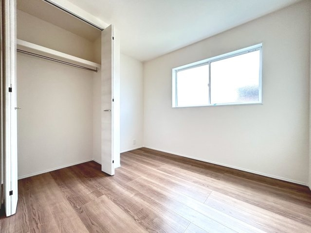 リーブルガーデン　一宮市今伊勢町馬寄第4　全1区画分譲の洋室|全居室にたっぷり収納できる大型クローゼット、居室部分の窓ガラスには間に空気層を設けたペアガラスを採用。
高い断熱性と共にガラス面の結露対策にも効果を発揮します。