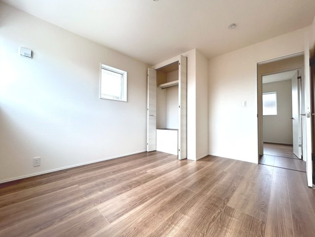 リーブルガーデン　一宮市今伊勢町馬寄第4　全1区画分譲の洋室|全居室にたっぷり収納できる大型クローゼット、居室部分の窓ガラスには間に空気層を設けたペアガラスを採用。
高い断熱性と共にガラス面の結露対策にも効果を発揮します。