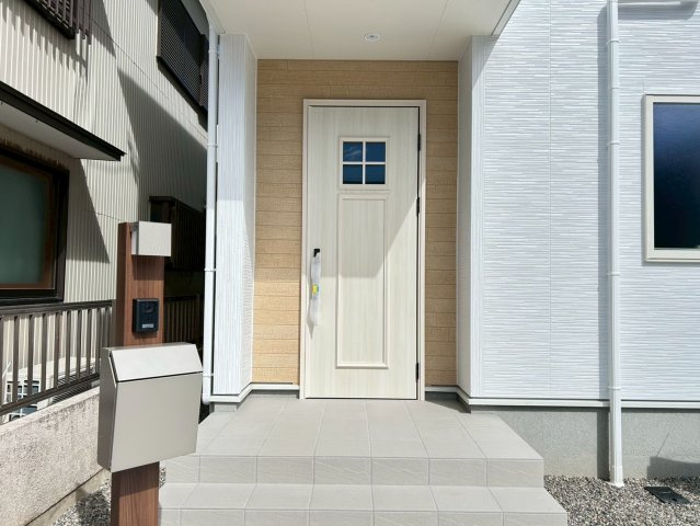 リーブルガーデン　一宮市今伊勢町馬寄第4　全1区画分譲の玄関|【ピッキング防止機能付き玄関ドア錠】玄関ドアの鍵は上下に２つあり、内側の下段は脱着サムターンキー。
鍵を不正に開錠されても、もう１つの鍵でピッキングを防ぎます。防犯性の高い仕様になっています。