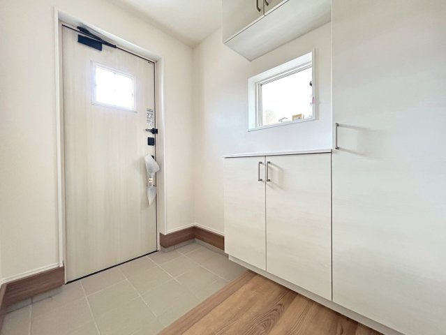 リーブルガーデン　一宮市今伊勢町馬寄第4　全1区画分譲の玄関|大容量のシューズ収納付きで玄関周りもすっきり！玄関ドアからの光が玄関ホールを明るくしてくれます。