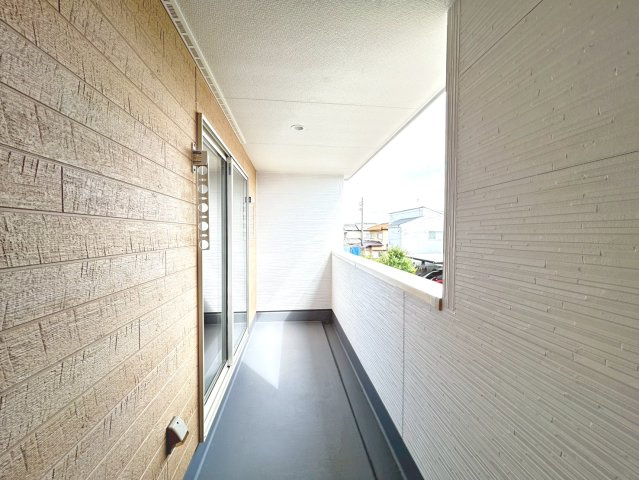 リーブルガーデン　一宮市今伊勢町馬寄第4　全1区画分譲のバルコニー|バルコニーは南向きで洗濯物もよく乾きます！強度と表面積硬度を持つFPRで防水しています。