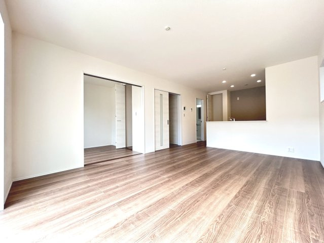 リーブルガーデン　一宮市今伊勢町馬寄第4　全1区画分譲の居間・リビング|明るい日差しをふんだんに取り込んだリビングダイニングは家族の笑顔につつまれた素敵な空間になります。
一建設の家は精度が高く丈夫な工法を採用し、「住宅トップランナー基準」に対応しています。