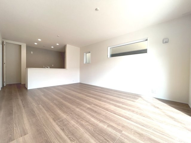 リーブルガーデン　一宮市今伊勢町馬寄第4　全1区画分譲の居間・リビング|明るい日差しをふんだんに取り込んだリビングダイニングは家族の笑顔につつまれた素敵な空間になります。
一建設の家は精度が高く丈夫な工法を採用し、「住宅トップランナー基準」に対応しています。