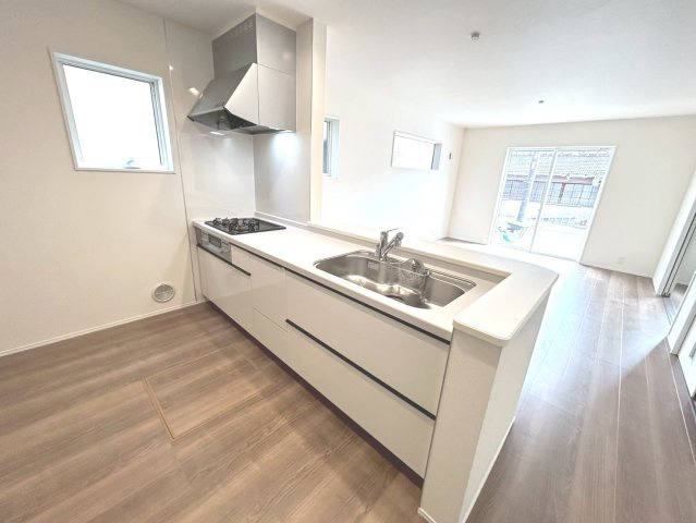 リーブルガーデン　一宮市今伊勢町馬寄第4　全1区画分譲のキッチン|機能的で手入れがしやすいシステムキッチンでお掃除も楽々。蛇口は浄水器内蔵型で節湯CI対応水栓です。　
人造大理石カウンターやキッチンパネルなど明るくきれいにお使いいただけます。