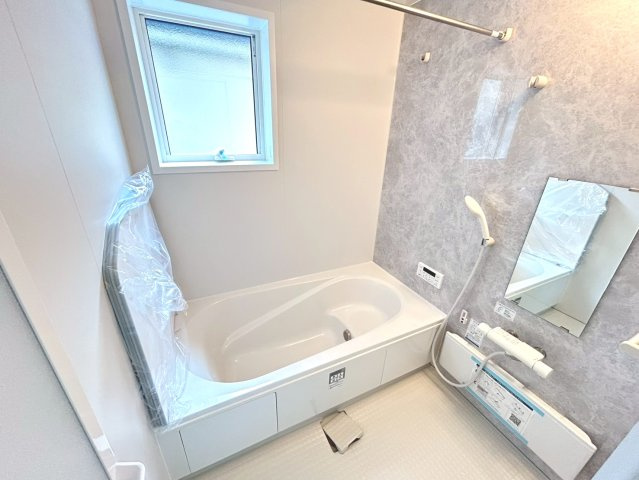 リーブルガーデン　一宮市今伊勢町馬寄第4　全1区画分譲の浴室|明るく清潔感がある浴室。浴槽は環境にやさしい節水タイプ。浴槽内ステップで半身浴、親子入浴も安心です。
洗い場の床は乾きやすく滑りにくい快適仕様、水はけが良くカビの発生を軽減できます。
