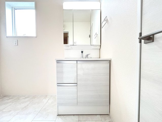 リーブルガーデン　一宮市今伊勢町馬寄第4　全1区画分譲の独立洗面台|洗面化粧台 幅 750mm、軽く割れにくい洗面ボールと場所をとらないコンパクト設計の本体キャビネットです。
ミラー扉の内側は全て収納スペースです。リフトアップシャワーを採用し両手が自由に使えます