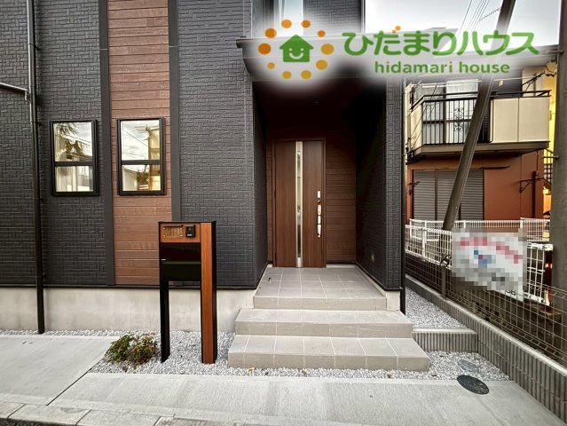 深谷市東方　新築一戸建て　ブルーミングガーデン　01のエントランス|玄関ポーチがあるので、宅配や来訪者の応対がスムーズにできます。
