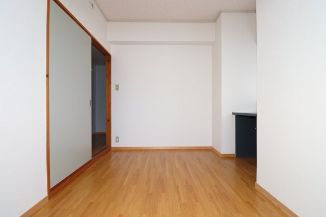 塩田町マンションの洋室