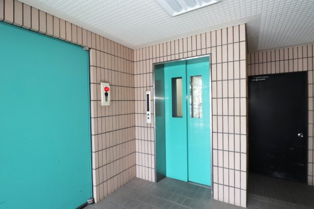 塩田町マンションのエントランス