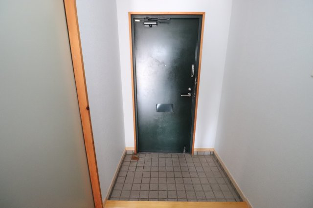 塩田町マンションの玄関