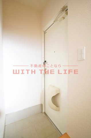 イーストレガロ（ｅｓｔ ｒｅｇａｌｏ）【キャッシュバック対象物件】の玄関|落ち着いた玄関です