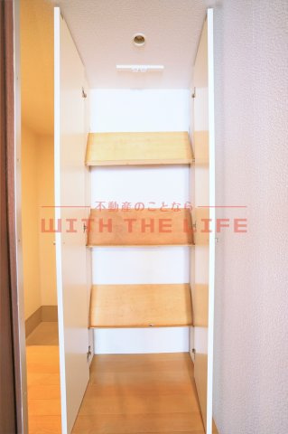 イーストレガロ（ｅｓｔ ｒｅｇａｌｏ）【キャッシュバック対象物件】の収納|収納もある玄関です