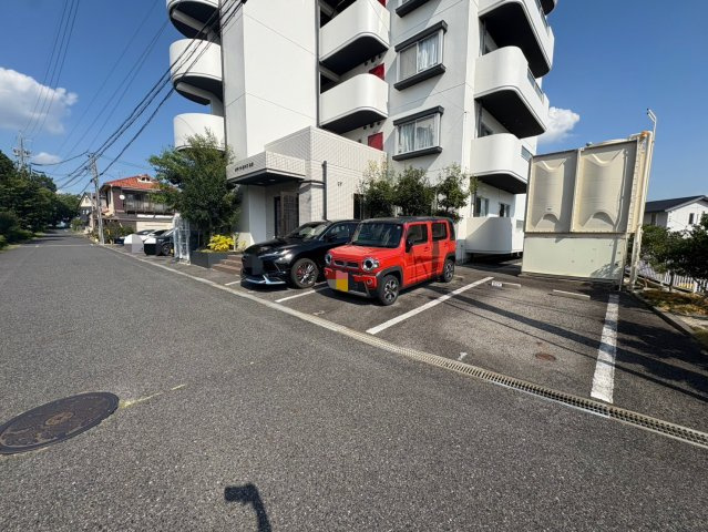 ホワイトヒルズ丸山の駐車場
