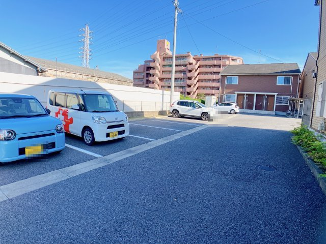 ロジュマンＢ棟の駐車場