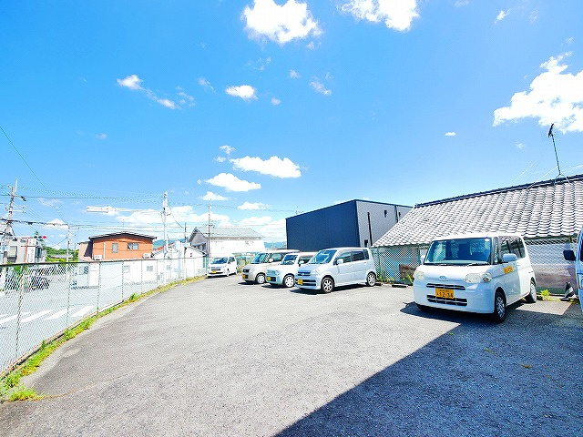 シャンピア平城の駐車場