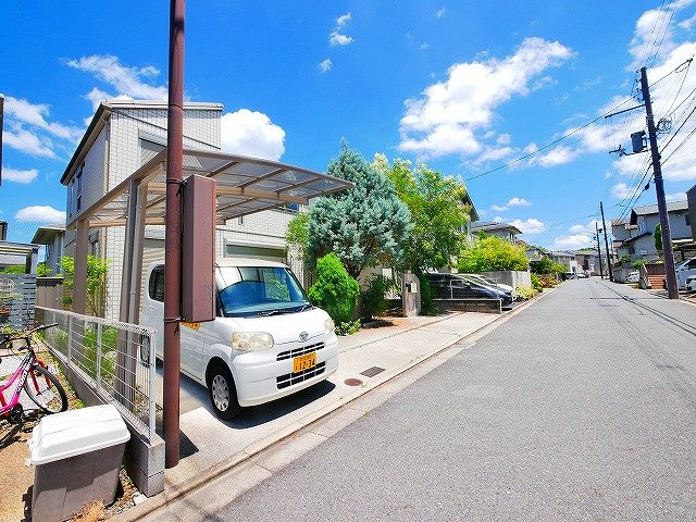 シャンピア平城の駐車場