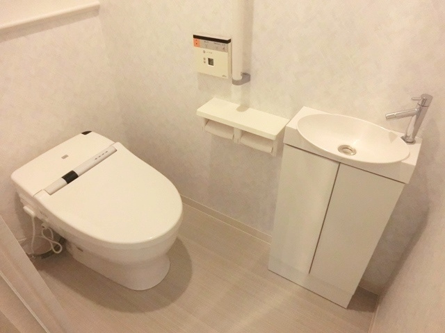 ソアラノーム北浦和のトイレ|☆節水タイプのタンクレストイレ・温水洗浄便座付きです。☆