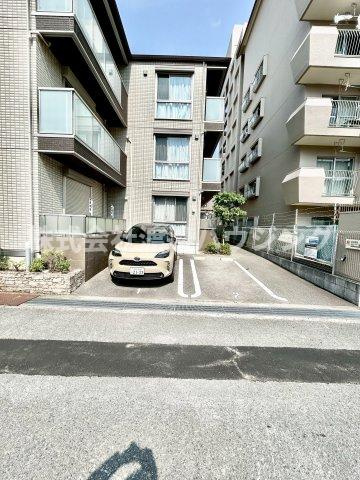 ルリエ江坂の駐車場